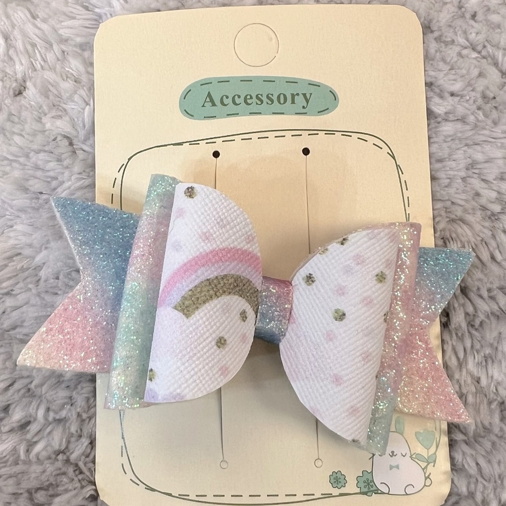 🌸3/$10) Handmade Faux Leather Bow Hair Clip